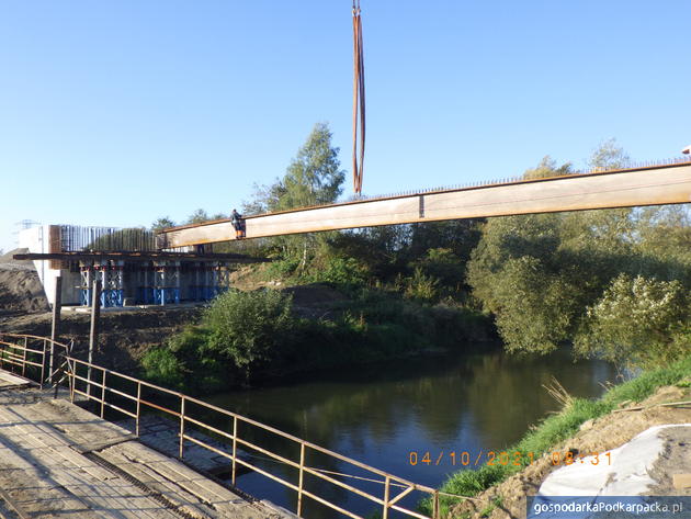 Budowa mostu na Jasiołce w Jaśle. Rozpoczyna się montaż stalowej konstrukcji pomostu