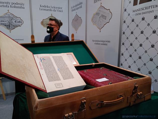 Dwutomową Biblię Gutenberga przechowuje Muzeum Diecezjalne w Pelplinie. To jedyny egzemplarz dzieła w Polsce. Faksymile wykonano w Domu Emisyjnym Manuscriptum. Efekt można było podziwiać na targach książki w Krakowie. Fot. Beata Przybyszowska