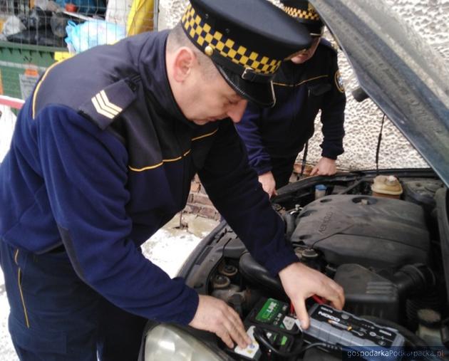 Strażnicy miejscy w Rzeszowie pomagają mieszkańcom odpalać zimą samochody 