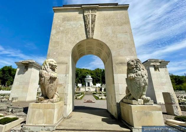 Lwy na Cmentarzu Orląt Lwowskich odsłonięte