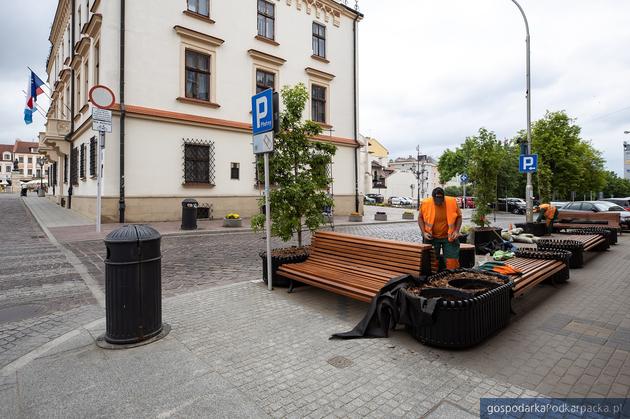 Ławki zamiast parkingu na ulicy Słowackiego 