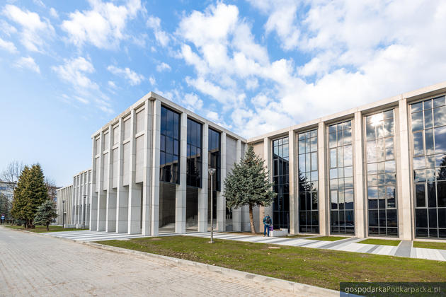 Budynek główny Uniwersytetu Rzeszowskiego oficjalnie otwarty po rozbudowie