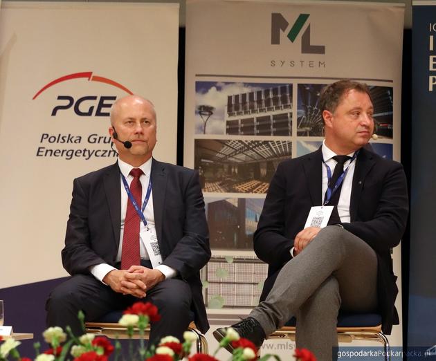 Od lewej prof. Jarosław Sęp (prorektor Politechniki Rzeszowskiej) i Dawid Cycoń (prezes ML System). Fot. Marian Misiakiewicz