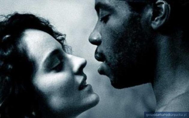 Czarno-biały film pełen erotyki i widoków Paryża – w Kinie Konesera