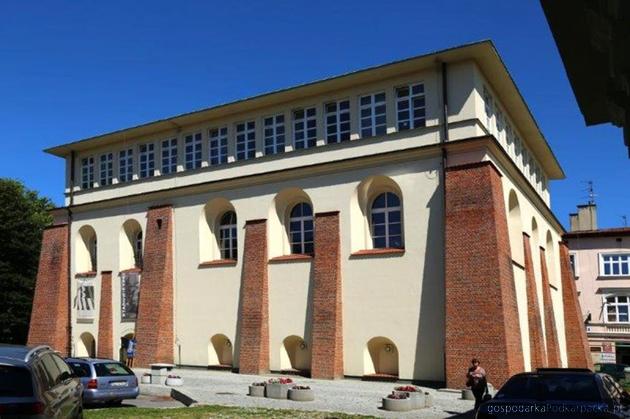 Dawna, odbudowana synagoga Nowomiejska - obecnie Biuro Wystaw Artystycznych. Fot. erzeszow.pl 