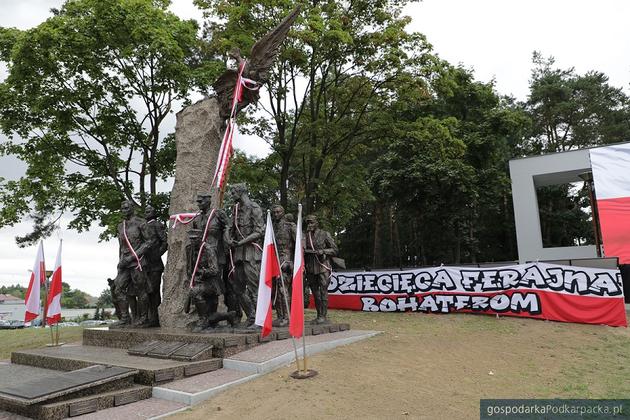 Pomnik Żołnierzy Wyklętych w Mielcu uroczyście odsłonięty