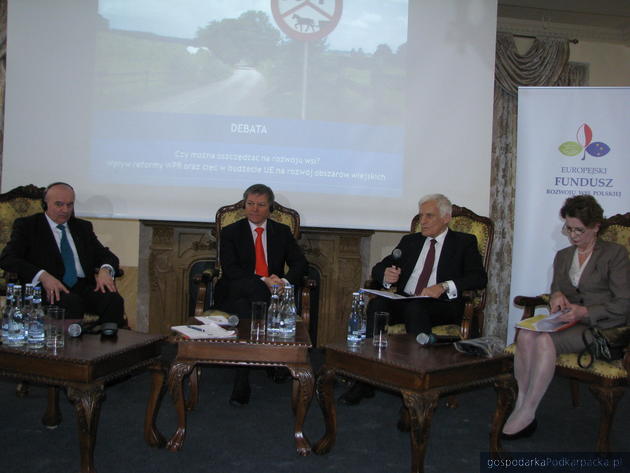 Od lewej Stanisław Kalemba, Dacian Ciolos, Jerzy Buzek i Leokadia Poczykowska, wiceminister rolnictwa Litwy.  Fot. Adam Cyło 