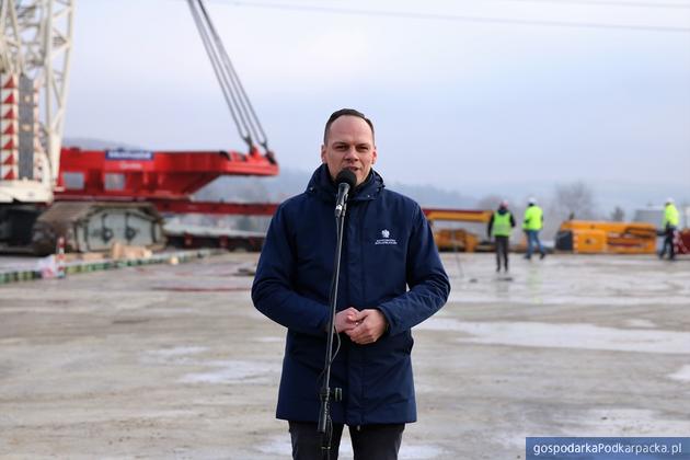 Wiceminister infrastruktury Rafał Weber na placu budowy S19 w Babicy. Za nim urządzenie TBM. Fot. Ministerstwo Infrastruktury
