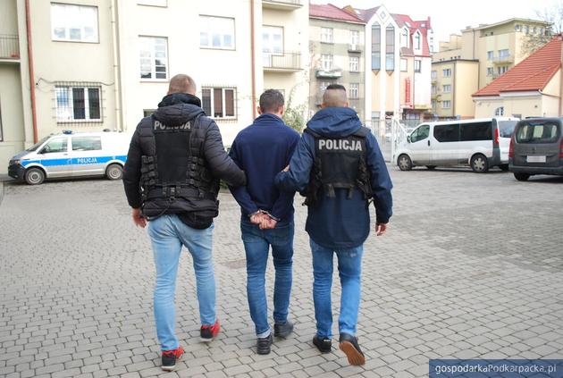 Podejrzany o liczne kradzieże na parkingu Komendy Miejskiej Policji w Rzeszowie. Fot. policja