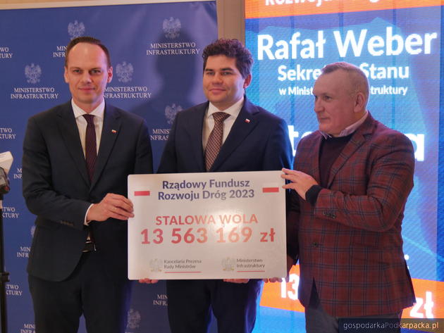 Od lewej wiceminister infrastruktury i poseł Rafał Weber, prezydent Lucjusz Nadbereżny i przewodniczący Rady Miasta Stanisław Sobieraj