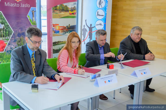 Umowa na zaprojektowanie i budowę krytego lodowiska w Jaśle popisana