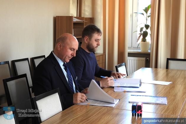 Burmistrz Jan Zuba podpisuje umowę z wykonawcą. Fot. kolbuszowa.pl