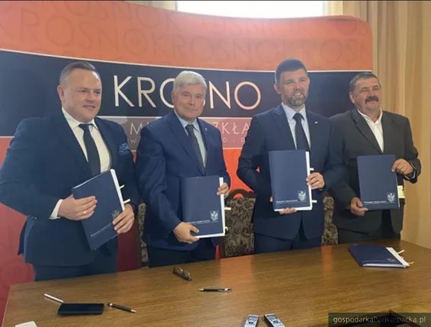 Od lewej wiceprezydent Krosna Tomasz Soliński, prezydent Piotr Przytocki, dyrektor sprzedaży Solaris Bus & Coach  Rafał Zajas, 