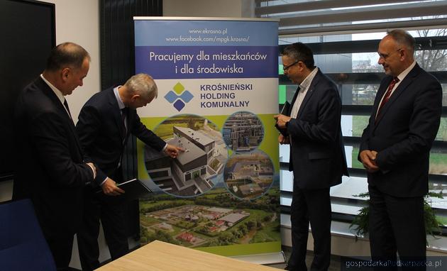 Janusz Fic – prezes Krośnieńskiego Holdingu Komunalnego (drugi z lewej) prezentuje projekt. Pierwszy z prawej Artur Michalski - wiceprezes NFOŚiGW