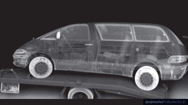 Obraz ze skanera RTG. Samochód na lawecie ma w oponach ukryte papierosy.