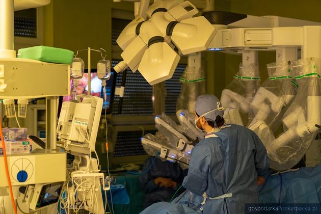 Dużo operacji z użyciem robota chirurgicznego w rzeszowskim Uniwersyteckim Szpitalu Klinicznym