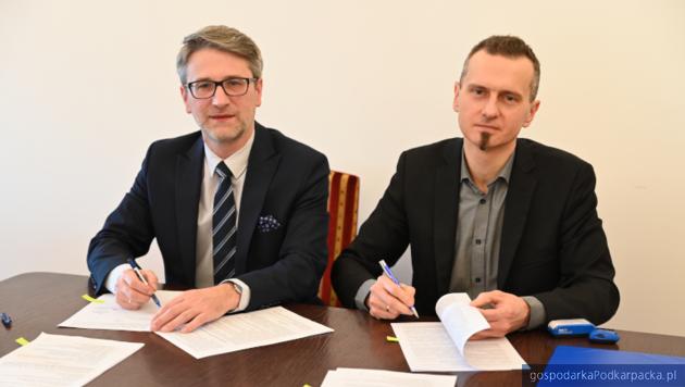 Od lewej Paweł Baj, burmistrz Głogowa Małopolskiego i Janusz Kalamarz, właściciel San-Proj Usługi Projektowe