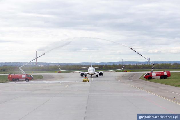 Pierwszy samolot na trasie Alicante-Rzeszów został powitany salwą wodną. fot. Łukasz Ożóg/Port Lotniczy Rzeszów-Jasionka