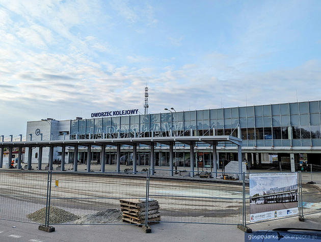 Kończy się budowa wiaty nad Centrum Przesiadkowym w Jarosławiu