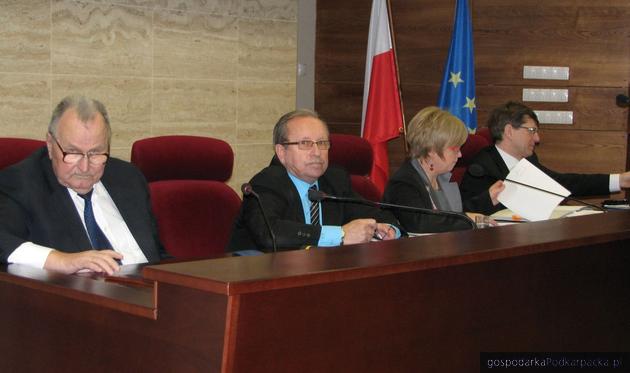 Prezydium sejmiku. Od lewej Edward Brzostowski, Janusz Konieczny, Teresa Kubas-Hul i Dariusz Sobieraj. 