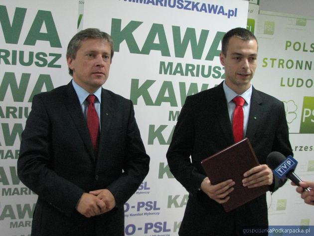 Od lewej Mariusz Kawa i Bartosz Romowicz, rzecznik wojewódzkich struktur PSL. Fot. Adam Cyło