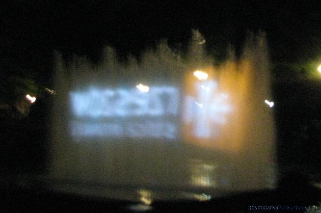 Logo Rzeszowa wyświetlone specjalnym rzutnikiem na ścianie wody z fontanny. Fot. Adam Cyło