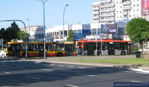 Z prawej autobus na gaz zakupionydzieki unijnej dotacji. Fot. Adam Cyło