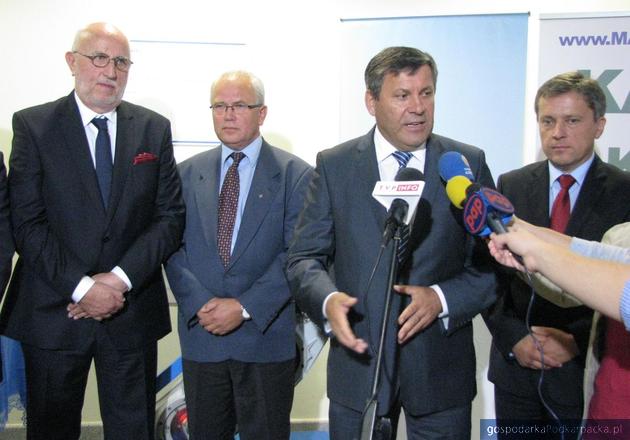 Od lewej prezes Hispano Suiza Ryszard Łęgiewicz, starosta Stanisław Ziemiński, wicepremier Janusz Piechociński i Mariusz Kawa. Fot. Adam Cyło