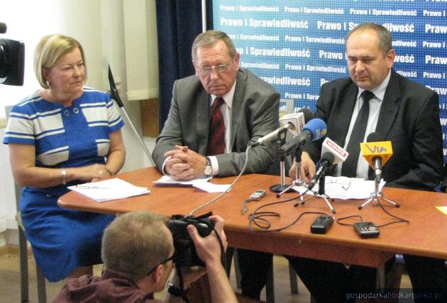Od lewej senator Alicja Zając, prof. Jan Szyszko, Zdzisław Pupa podczas konferencji prasowej w Rzeszowie 29 sierpnia 2013 roku. Fot. Adam Cyło
