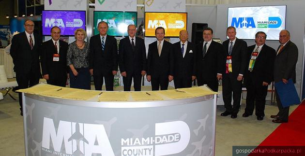 Członkowie polskiej delegacji, przedstawiciele hrabstwa Miami Dade oraz Miami International Airport. Fot. miami-airport.com