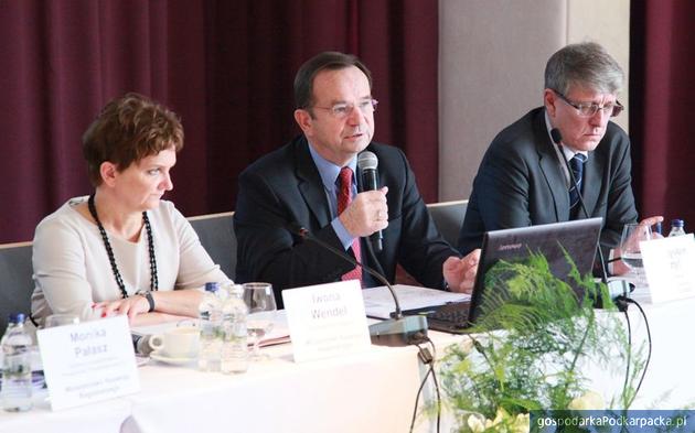Od lewej wiceminister rozwoju regionalnego Iwona Wendel, marszałek Władysław Ortyl i wiceprezes PARP Dariusz Szewczyk podczas konferencji konsultacyjnej w Hotelu Rzeszów.