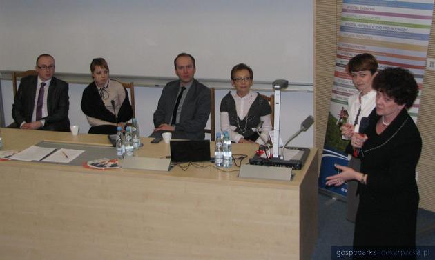 Od lewej Paweł Dubis, Monika Kozdraś-Grzesik, Dominik Łazarz, doc. dr Anna Gądek, Bernadeta Szczypta, prof. Elżbieta Dynia. Fot. Adam Cyło 