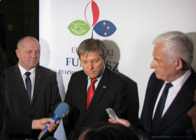 Od lewej Marek Sawicki, Dacian Ciolos i Jerzy Buzek na konferencji w Jasionce. Fot. Adam Cyło