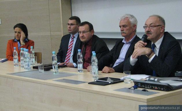Od lewej Marta Niewczas, Paweł Skoczowski, prof. Jan Pisuliński, Andrzej Ćwierz i Mieczysław Kasprzak podczas debaty Europa Cafe