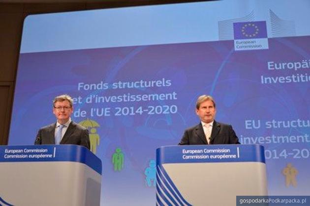Komisarze ogłaszają zatwierdzenie przez Komisję Europejską polskiej Umowy Partnerstwa. Od lewej Laszlo Andor i Johannes Hahn