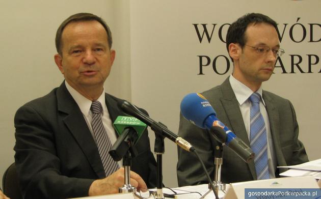 Od lewej marszałek Władysław Ortyl i zastepca dyrektora Departamentu Zarządzania RPO Grzegorz Bartnik