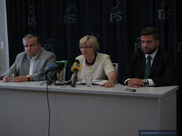 Od lewej europoseł Stanisław Ożóg, posłanka Józefa Hrynkiewicz i działacz PiS Mateusz Kutrzeba podczas konferencji prasowej
