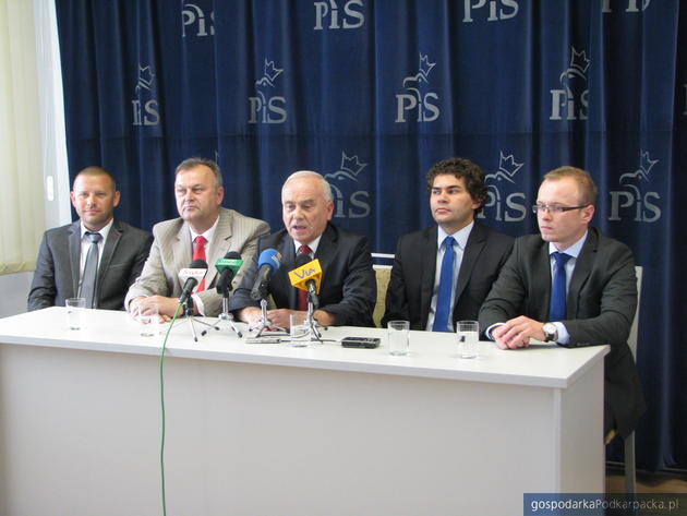 Od lewej Paweł Krzanowski i Władysław Bukowski, Andrzej Szlachta, Lucjusz Nadbereżny i Marcin Fojołek. Fot. Adam Cyło