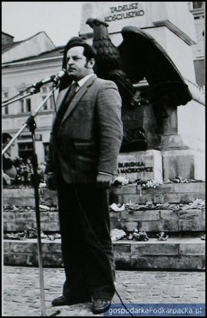 Antoni Kopaczewski w 1981 roku pod pomnikiem Tadeusza Kościuszki na rzeszowskim Rynku. Fot. solidarnosc.rzeszow.org.pl