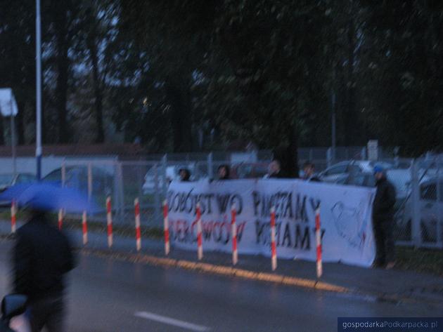Manifestacja narodowców przed konsulatem Ukrainy