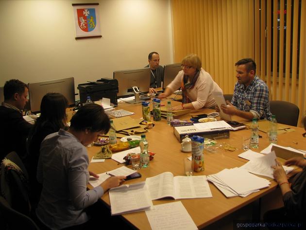 Wojewódzka Komisja Wyborcza w Rzeszowie analizuje protokoły. Fot. Adam Cyło