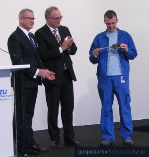 Krzysztof Zuzak i Rainer Martens przekazli symboliczny klucz do zakłądu jednemu z nowych pracowników. Fot. Adam Cyło