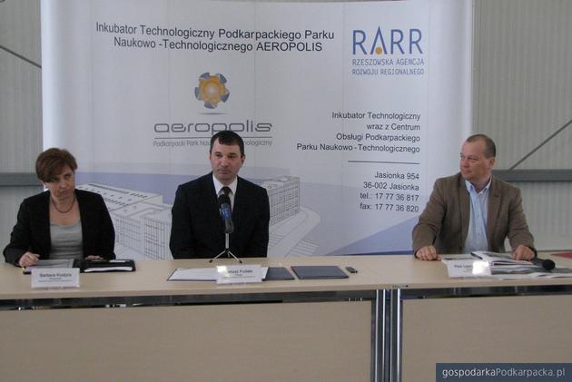 Od lewej wiceprezes RARR Barbara Kostyra, prezes RARR Janusz Fudała i prezes Cyfrowa Foto Piotr Leszczyński. Fot. Adam Cyło